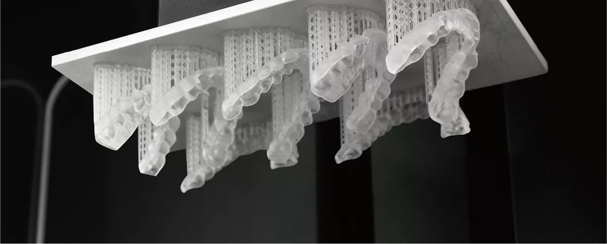 Clear printed splints with supports on a build platform